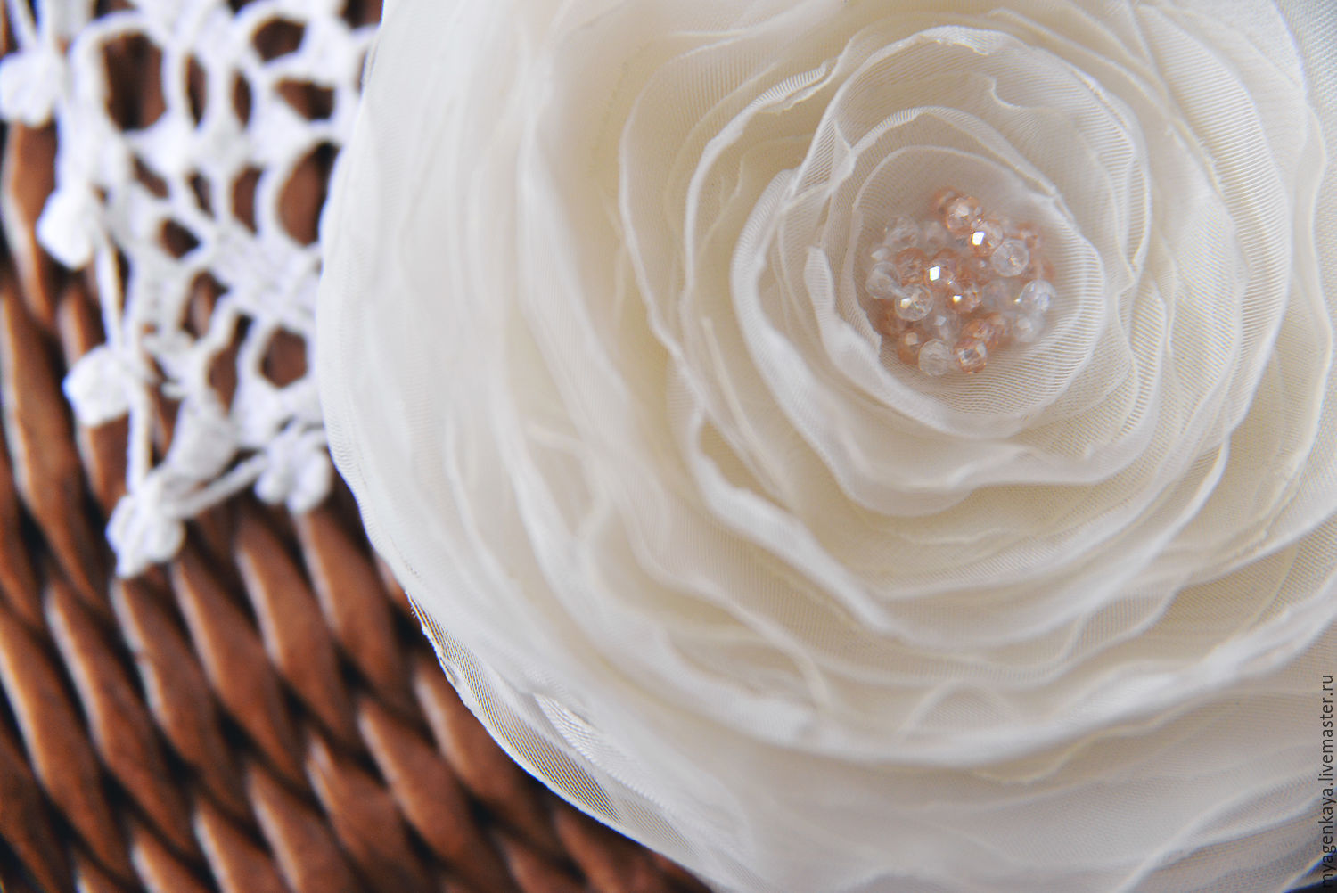Цветок из органзы: легкое и воздушное украшение для любого случая
